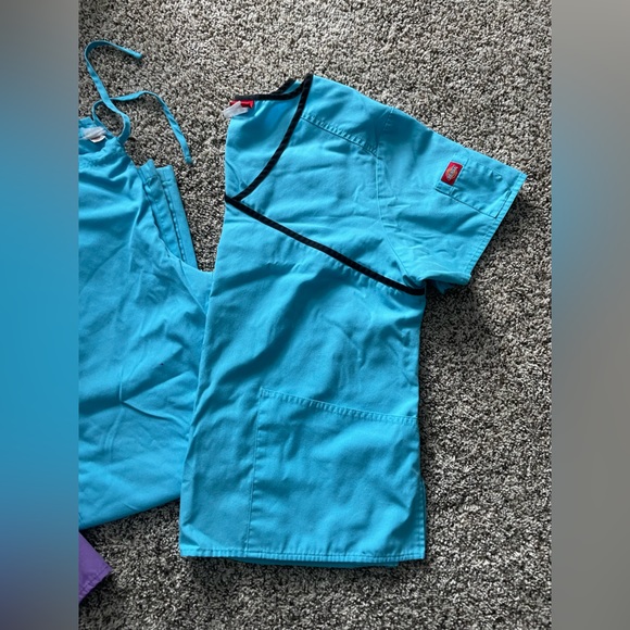 Dickies scrub set. 2 sets size small - Picture 8 of 9
